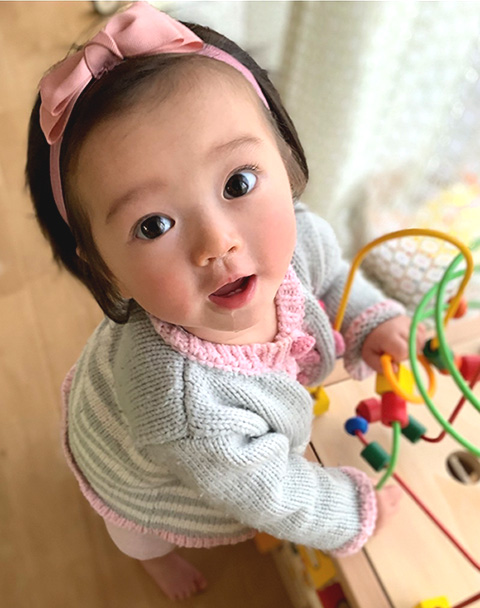 女の子がおもちゃで遊んでいる様子